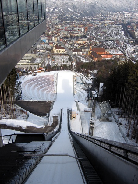Il Bergisel Ski Jump di Innsbruck disegnato da Zaha Hadid 3 Lanciarsi nel vuoto, da un capolavoro dell'architettura. È progettato da Zaha Hadid il trampolino di Innsbruck che ospita il mondiale di salto con gli sci