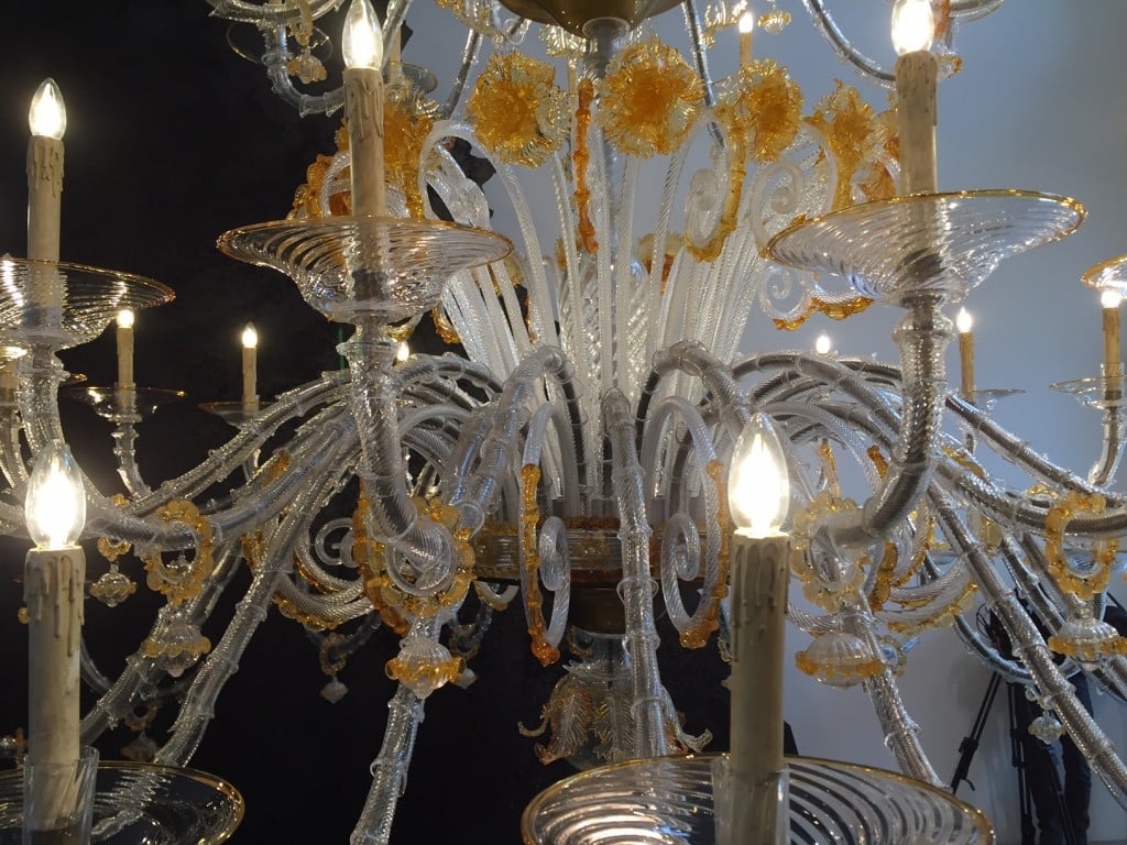 Quel lampadario, simbolo del miracolo post terremoto dell’Emilia. Terminato il restauro del capolavoro della vetreria muranese scampato al sisma nel ferrarese: ecco immagini e video