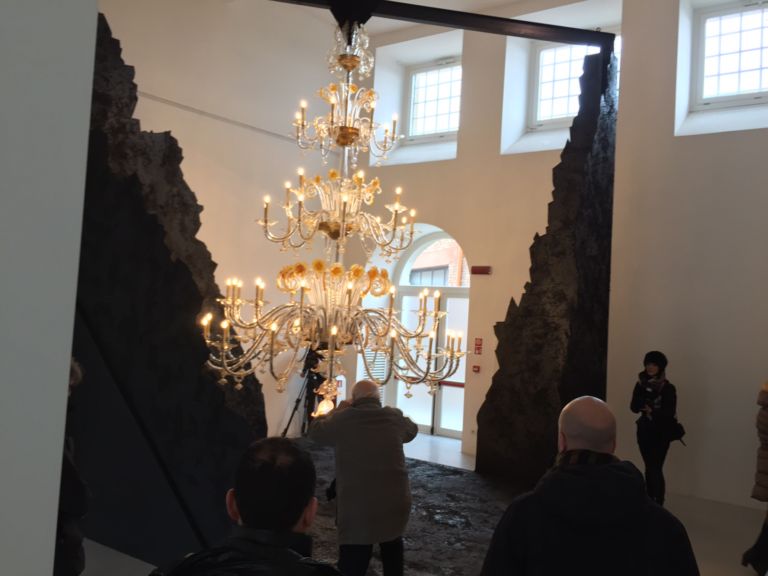 Il lampadario di Murano scampato al terremoto dellEmilia 4 Quel lampadario, simbolo del miracolo post terremoto dell'Emilia. Terminato il restauro del capolavoro della vetreria muranese scampato al sisma nel ferrarese: ecco immagini e video