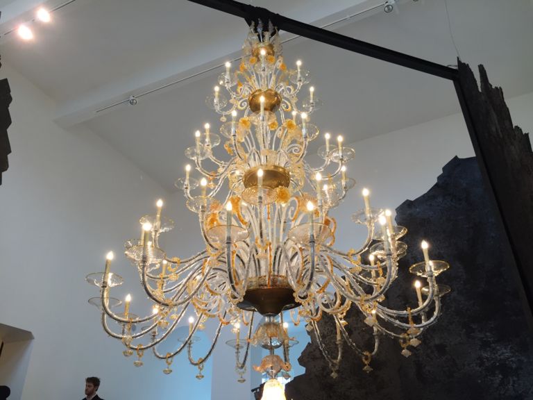 Il lampadario di Murano scampato al terremoto dellEmilia Quel lampadario, simbolo del miracolo post terremoto dell'Emilia. Terminato il restauro del capolavoro della vetreria muranese scampato al sisma nel ferrarese: ecco immagini e video