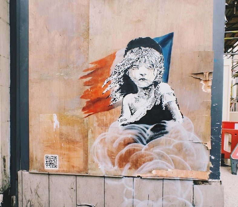 Ancora un Banksy critico per le violenze contro i rifugiati. Ma Londra censura il nuovo murales, il primo interattivo del celebre graffitista