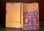 Il nuovo look McDonald’s 1 Addio allo storico logo McDonald’s. Sparisce un'icona pop: nel nuovo marchio niente sfondo rosso per gli archi dorati della M