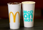 Il nuovo look McDonald’s Addio allo storico logo McDonald’s. Sparisce un'icona pop: nel nuovo marchio niente sfondo rosso per gli archi dorati della M