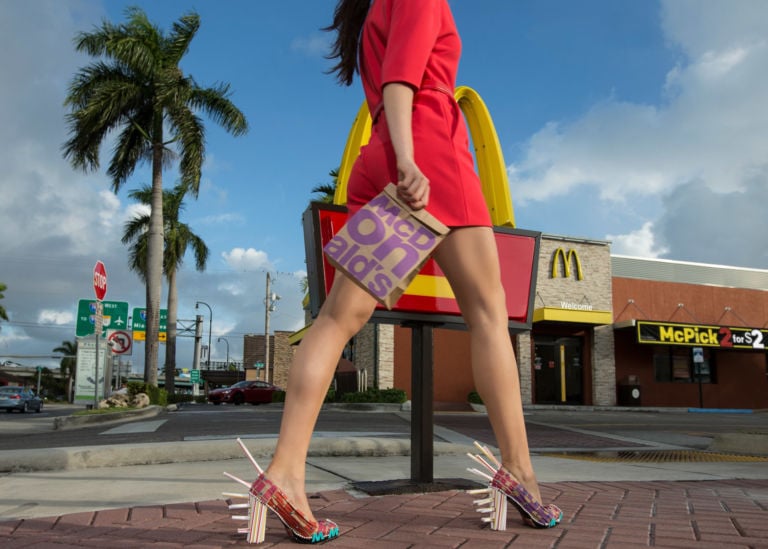 Il nuovo look McDonald’s Addio allo storico logo McDonald’s. Sparisce un'icona pop: nel nuovo marchio niente sfondo rosso per gli archi dorati della M