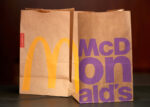 Il nuovo look McDonald’s 1 Addio allo storico logo McDonald’s. Sparisce un'icona pop: nel nuovo marchio niente sfondo rosso per gli archi dorati della M