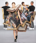 Image 4 Arte da indossare di Viktor & Rolf: Van Gogh bucolico, cornici trasformate in cappe e Picasso con lo strascico