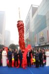 Interviste allartista Italiani in trasferta. Un succulento peperoncino rosso, in Cina. Ecco le immagini della megascultura dell’artista sardo Giuseppe Carta inaugurata nella città di Chongqing