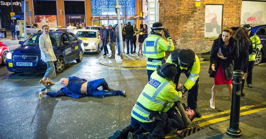 Una fotografia scattata da Joel Goodman a Manchester, la notte di Capodanno, sta facendo il giro della rete. Per le qualità “pittoriche” della scena immortalata, dicono i social