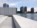 La Queens Library vista dal Four Freedom Park, New York - courtesy Steven Holl Architect