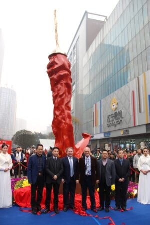 Italiani in trasferta. Un succulento peperoncino rosso, in Cina. Ecco le immagini della megascultura dell’artista sardo Giuseppe Carta inaugurata nella città di Chongqing