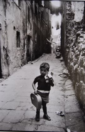 Lisetta Carmi, Bambino nei vicoli, Genova, 1966