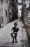 Lisetta Carmi, Bambino nei vicoli, Genova, 1966
