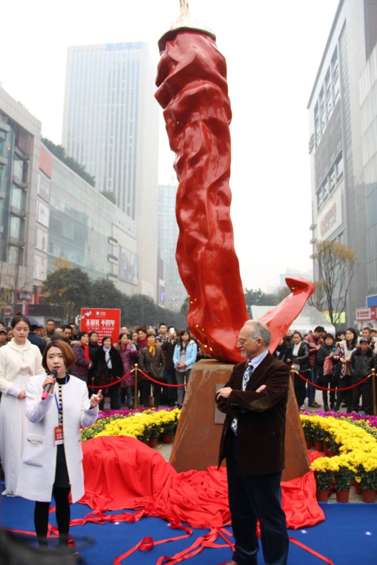 Lo svelamento alla città della scultura Italiani in trasferta. Un succulento peperoncino rosso, in Cina. Ecco le immagini della megascultura dell’artista sardo Giuseppe Carta inaugurata nella città di Chongqing