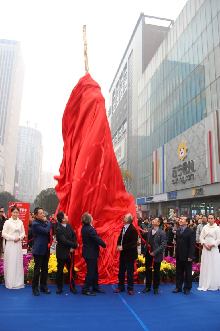 Lo svelamento alla città della scultura Italiani in trasferta. Un succulento peperoncino rosso, in Cina. Ecco le immagini della megascultura dell’artista sardo Giuseppe Carta inaugurata nella città di Chongqing