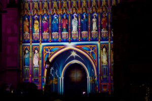 L’abbazia di Westminster in technicolor. Londra capitale anche della light art, con 30 spettacolari installazioni per il festival Lumiere: ecco immagini e video