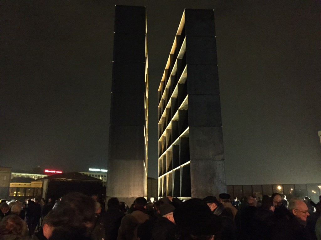 Bologna Updates: immagini e video dall’inaugurazione del Memoriale della Shoah. Peter Eisenman consegna il testimone al giovane studio romano SET Architects