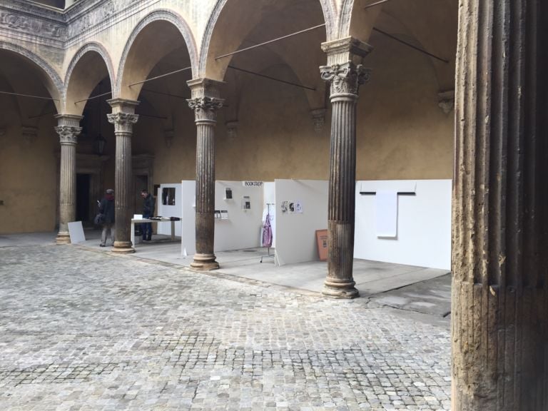 Nè qui né altrove Palazzo Bevilacqua Ariosti Bologna 7 Bologna Updates: una nuova fiera collaterale? No, un progetto d'artista. Anzi, di artisti. Immagini dalla mostra "corale" di Pietroniro e Raparelli a Palazzo Bevilacqua Ariosti