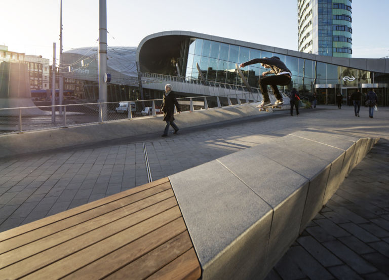 Natural stone bench station square Arnhem Central photo Frank Hanswijk UNStudio crea in Olanda uno dei più plastici, dinamici e funzionali hub dei trasporti visti negli ultimi anni. Ecco le immagini della Arnhem Central Station