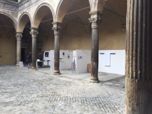 Bologna Updates: una nuova fiera collaterale? No, un progetto d’artista. Anzi, di artisti. Immagini dalla mostra “corale” di Pietroniro e Raparelli a Palazzo Bevilacqua Ariosti