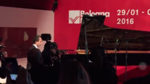 Bologna Updates: Maurizio Baglini al pianoforte esegue David Bowie. Ecco il video di come ha inaugurato Arte Fiera