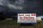 Oppositori al progetto di Christo Christo si è fermato in Colorado. Da oltre vent’anni lo stato gli impedisce di realizzare il suo progetto, con tanto di insulti e richieste di denaro: ma la causa va avanti
