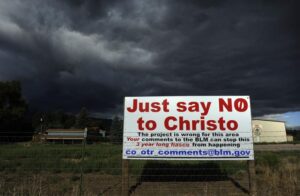 Christo si è fermato in Colorado. Da oltre vent’anni lo stato gli impedisce di realizzare il suo progetto, con tanto di insulti e richieste di denaro: ma la causa va avanti