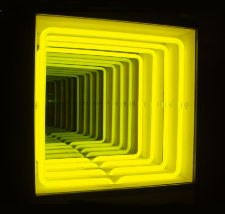 Paolo Scirpa, Espansione curva, 1979. Legno, neon giallo, specchi