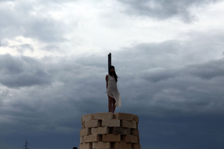 Regina Jose Galindo Nuovo Corpo foto Giovanni Gaggia 15 Fòcararte 2016, al via la Festa del Fuoco di Novoli. Ecco le immagini della performance in anteprima mondiale di Regina Josè Galindo: il 16 gennaio la pira di Gianfranco Baruchello