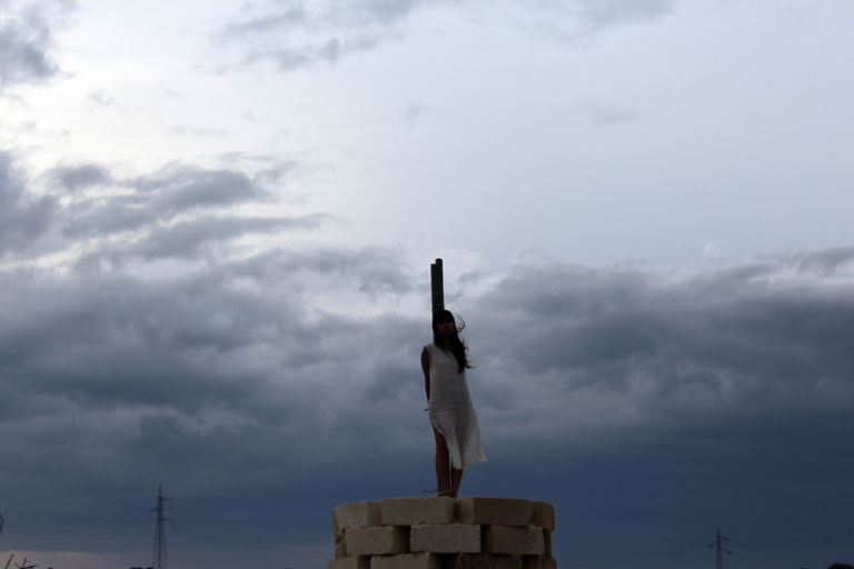 Regina Jose Galindo Nuovo Corpo foto Giovanni Gaggia 16 Fòcararte 2016, al via la Festa del Fuoco di Novoli. Ecco le immagini della performance in anteprima mondiale di Regina Josè Galindo: il 16 gennaio la pira di Gianfranco Baruchello