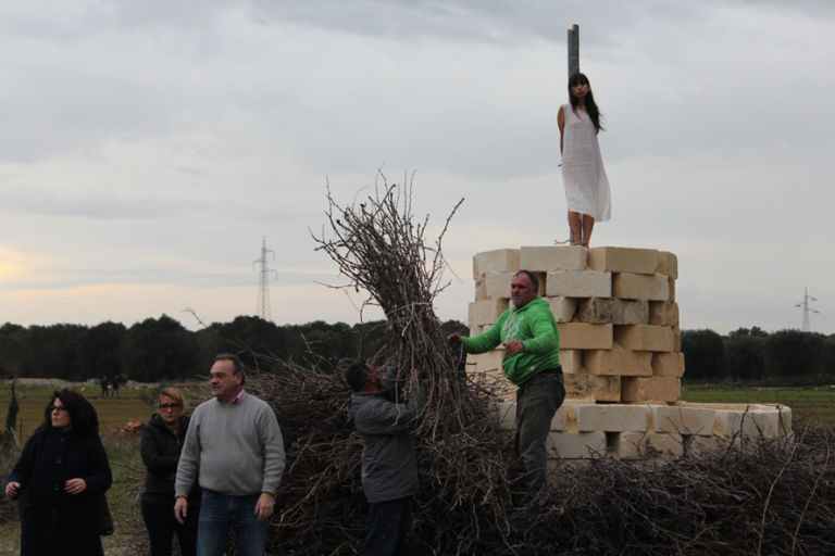 Regina Jose Galindo Nuovo Corpo foto Giovanni Gaggia Fòcararte 2016, al via la Festa del Fuoco di Novoli. Ecco le immagini della performance in anteprima mondiale di Regina Josè Galindo: il 16 gennaio la pira di Gianfranco Baruchello