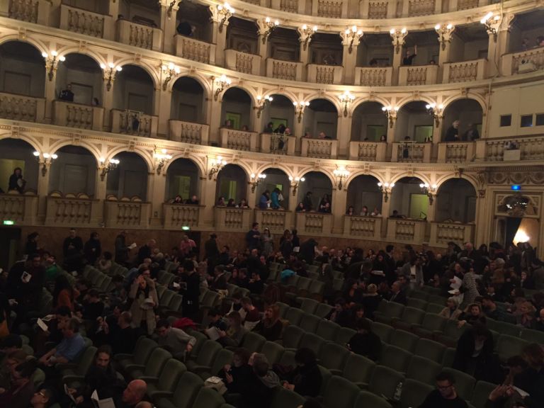 Teatro Comunale strapieno per Matthew Barney e il suo River of Fundament Bologna Updates: nei giorni di Arte Fiera al Teatro Comunale c'è la prima nazionale di River of Fundament. E il capolavoro di Matthew Barney registra il sold out