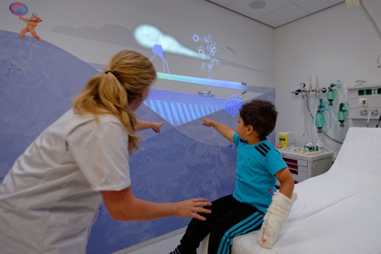 Tinker imagineers Juliana Childrens Hospital Photo credit Wim Verbeek Il miglior progetto di interior design del 2015? È in Olanda, in un ospedale pediatrico. Che Tinker imagineers ha trasformato in un luogo da favola