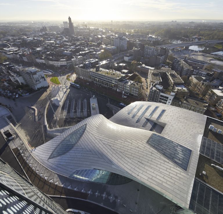 UN Studio Arnhem Station ©Hufton Crow 008 UNStudio crea in Olanda uno dei più plastici, dinamici e funzionali hub dei trasporti visti negli ultimi anni. Ecco le immagini della Arnhem Central Station