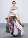 Viktor Rolf AW15 Wearable Art collection dezeen 468 16 1 Arte da indossare di Viktor & Rolf: Van Gogh bucolico, cornici trasformate in cappe e Picasso con lo strascico