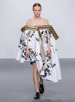 Viktor Rolf AW15 Wearable Art collection dezeen 468 9 Arte da indossare di Viktor & Rolf: Van Gogh bucolico, cornici trasformate in cappe e Picasso con lo strascico