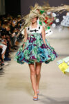 Viktor and Rolf spring summer 2015 haute couture Paris Fashion Week dezeen 468 8 Arte da indossare di Viktor & Rolf: Van Gogh bucolico, cornici trasformate in cappe e Picasso con lo strascico