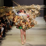 Viktor and Rolf spring summer 2015 haute couture Paris Fashion Week dezeen SQ01 Arte da indossare di Viktor & Rolf: Van Gogh bucolico, cornici trasformate in cappe e Picasso con lo strascico