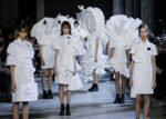 viktor rolf haute couture collection spring summer 2016 performance sculptures dezeen 1568 2 Arte da indossare di Viktor & Rolf: Van Gogh bucolico, cornici trasformate in cappe e Picasso con lo strascico