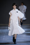 viktor rolf haute couture collection spring summer 2016 performance sculptures dezeen 936 10 Arte da indossare di Viktor & Rolf: Van Gogh bucolico, cornici trasformate in cappe e Picasso con lo strascico