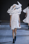 viktor rolf haute couture collection spring summer 2016 performance sculptures dezeen 936 12 Arte da indossare di Viktor & Rolf: Van Gogh bucolico, cornici trasformate in cappe e Picasso con lo strascico