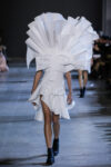 viktor rolf haute couture collection spring summer 2016 performance sculptures dezeen 936 13 Arte da indossare di Viktor & Rolf: Van Gogh bucolico, cornici trasformate in cappe e Picasso con lo strascico