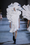 viktor rolf haute couture collection spring summer 2016 performance sculptures dezeen 936 14 Arte da indossare di Viktor & Rolf: Van Gogh bucolico, cornici trasformate in cappe e Picasso con lo strascico