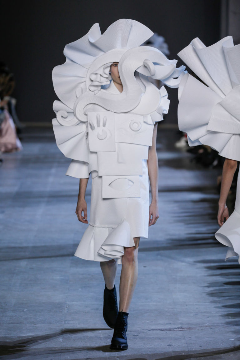 viktor rolf haute couture collection spring summer 2016 performance sculptures dezeen 936 14 Arte da indossare di Viktor & Rolf: Van Gogh bucolico, cornici trasformate in cappe e Picasso con lo strascico