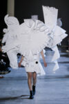 viktor rolf haute couture collection spring summer 2016 performance sculptures dezeen 936 19 1 Arte da indossare di Viktor & Rolf: Van Gogh bucolico, cornici trasformate in cappe e Picasso con lo strascico