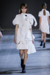 viktor rolf haute couture collection spring summer 2016 performance sculptures dezeen 936 2 1 Arte da indossare di Viktor & Rolf: Van Gogh bucolico, cornici trasformate in cappe e Picasso con lo strascico