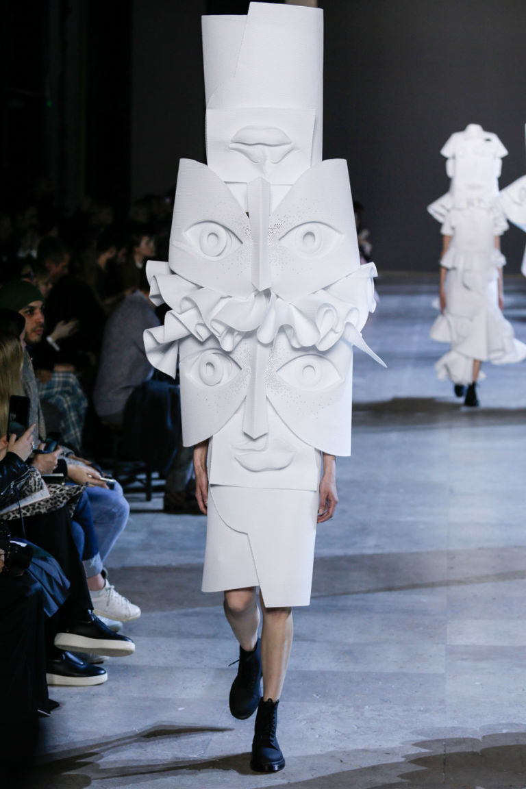 viktor rolf haute couture collection spring summer 2016 performance sculptures dezeen 936 21 1 Arte da indossare di Viktor & Rolf: Van Gogh bucolico, cornici trasformate in cappe e Picasso con lo strascico