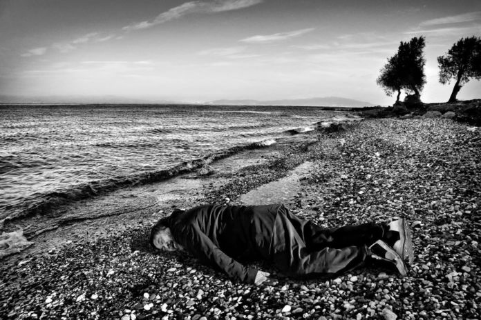 Ai Weiwei impersona il cadavere del piccolo profugo Aylan, annegato durante una traversata nel Mediterraneo