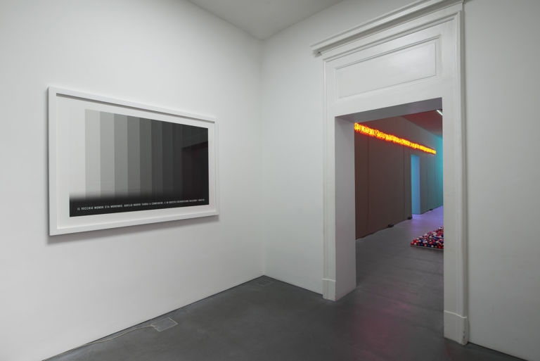 Alfredo Jaar - Napoli, Napoli – installation view at Galleria Lia Rumma, Napoli 2016 – photo Giorgio Benni - courtesy Galleria Lia Rumma, Milano-Napoli