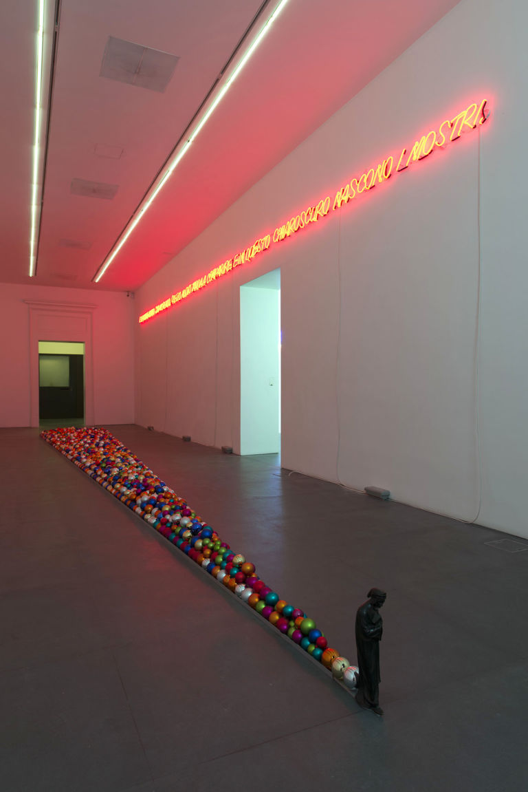 Alfredo Jaar - Napoli, Napoli – installation view at Galleria Lia Rumma, Napoli 2016 – photo Giorgio Benni - courtesy Galleria Lia Rumma, Milano-Napoli