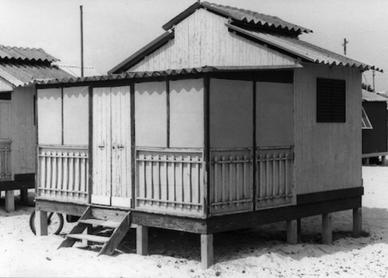 Archiving Irpinia - Ugo La Pietra, Ricerca sulle architetture spontanee della spiaggia del Poetto, Cagliari, 1970 - courtesy Archivio Ugo La Pietra, Milano